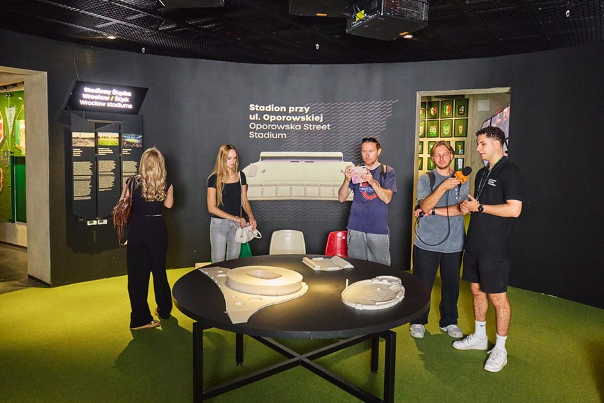Trasę zamknęła wizyta w Muzeum Śląska Wrocław, gdzie kontrast dawnych drewnianych ławek z dzisiejszym, nowoczesnym obiektem domknął opowieść całego dnia.