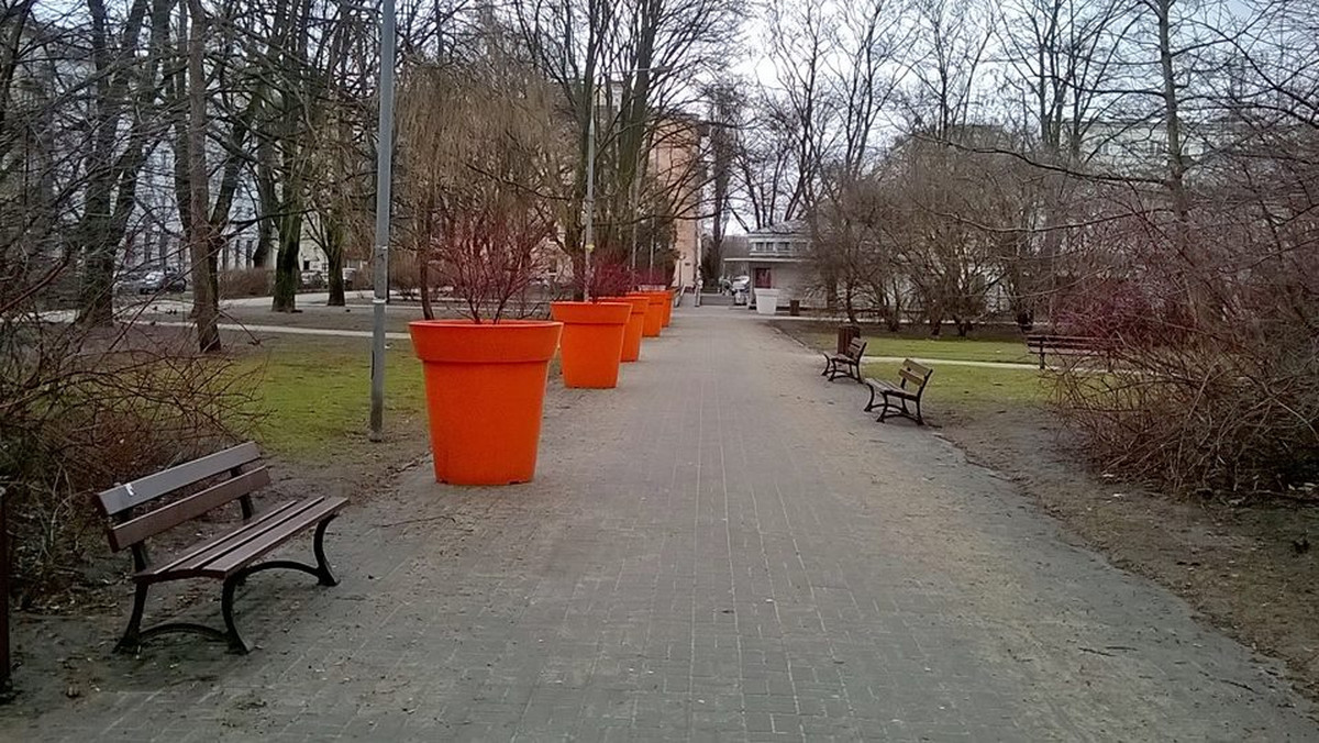 Z pl. Powstańców Warszawy usunięte już zostały donice z drzewami. Wkrótce znikną też ze Świętokrzyskiej. Nie zdobyły serc mieszkańców, którzy opowiedzieli się za ich usunięciem. W ich miejsce pojawią się drzewa posadzone w gruncie. Ale okazuje się, że donice nie znikają z krajobrazu stolicy, tylko pojawiają się w innych miejscach miasta. Co wcale nie cieszy niektórych mieszkańców. Mamy pełną listę ich nowych lokalizacji.