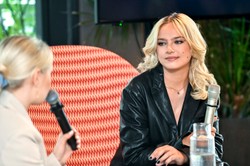 Premiera nowego singla Natalii Nykiel. Koronkowy dekolt wyeksponował jej biust [FOTO]