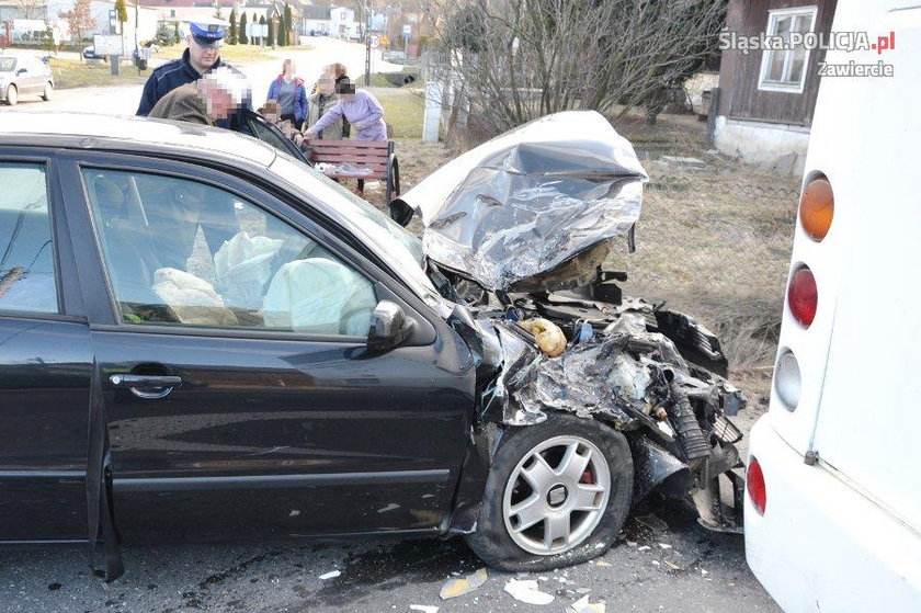 Autobus zderzył się z osobówką