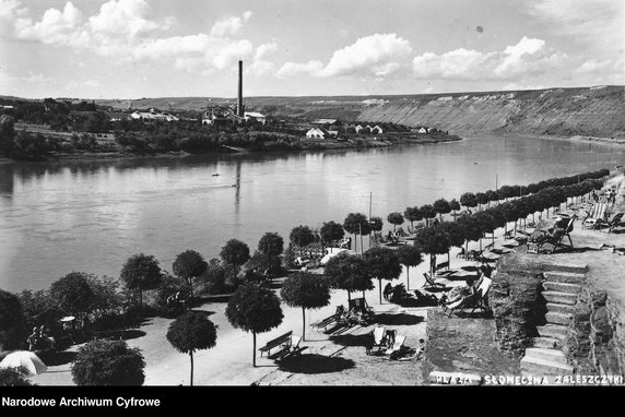 Zaleszczyki, malownicza miejscowość położona nad Dniestrem, z plażami i winoroślami, przed II wojną światową była uważana za polski biegun ciepła