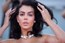 BLAM! Georgina Rodrigez u ŠORTSU koji jedva da je prekrio ZADNJICU, a BUTINE sevaju: "Ženo, imaš pare, ali je STIL NULA", POLUOBUČENA išetala iz hotela ubeđena da BLISTA, kad ono...