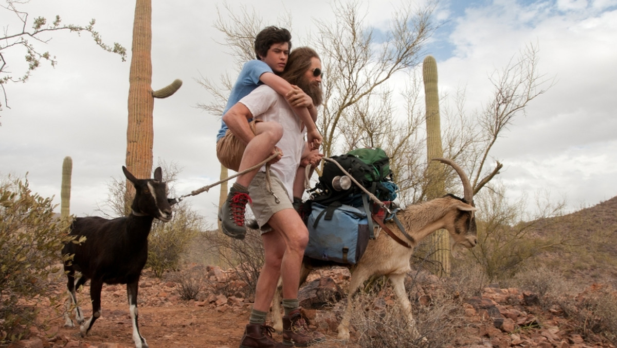 "Goats" opowiada o 15-letnim Ellisie (Graham Phillips), który wraz z ekscentryczną matką (Vera Farmiga) oraz hodującym kozy i uprawiającym marihuanę przyjacielem domu (w tej roli David Duchovny) mieszka w luksusowej posiadłości w Arizonie. W internecie można już zobaczyć zwiastun filmu.