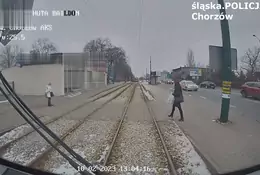 Weszła prosto pod jadący tramwaj. Motorniczy awaryjnie zahamował [WIDEO]