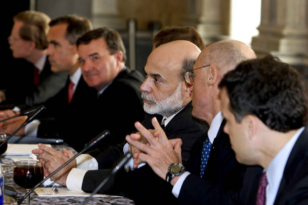 Spotkanie państw G7 - pośrodku szef rezerwy federalnej USA Ben Bernanke, obok Henry Paulson