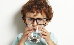 Nie soczki czy kompoty. Najważniejsza w diecie dziecka: WODA