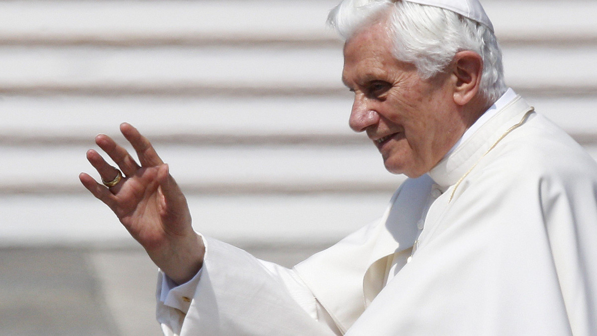 Benedykt XVI rozpoczął dzisiaj wakacje, które w całości spędzi w podrzymskiej rezydencji w Castel Gandolfo. Drugi rok z rzędu 84-letni papież nie pojedzie w góry.