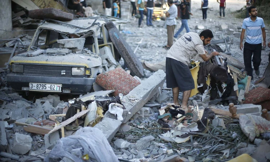Samo nekoliko kilometara dalje, kraj granice, na pogrebu su kukale majke četvorice dečaka, Aheda i Zakarija Bakra, obojice starih 10 godina i njihovih rođaka iz iste porodice Bakr, Obojice s imenom Muhamed, starih 9 i 11 godina.   Dečaci su se, ništa ne sluteći, igrali na obali, u delu luke koji je smatran bezbednim, kada su pogođeni granatama sa izraelskog naoružanog patrolnog čamca.  Posledice izraelskog bombardovanja Gaze Prema palestinskim izveštajima, među stotinama poginulih i hiljadama ranjenih u jučerašnjoj Izraelskoj ofanzivi nastradala je čak i jedna petomesečna beba.  Petinu poginulih čine deca   Izrael je sinoć obajavio da je na zahtev UN pristao na šestočasovno primirje u pojasu Gaze, koje danas treba da stupi na snagu, ali tek ostaje da se vidi da li će ono što je dogovoreno biti i sprovedeno u delo.