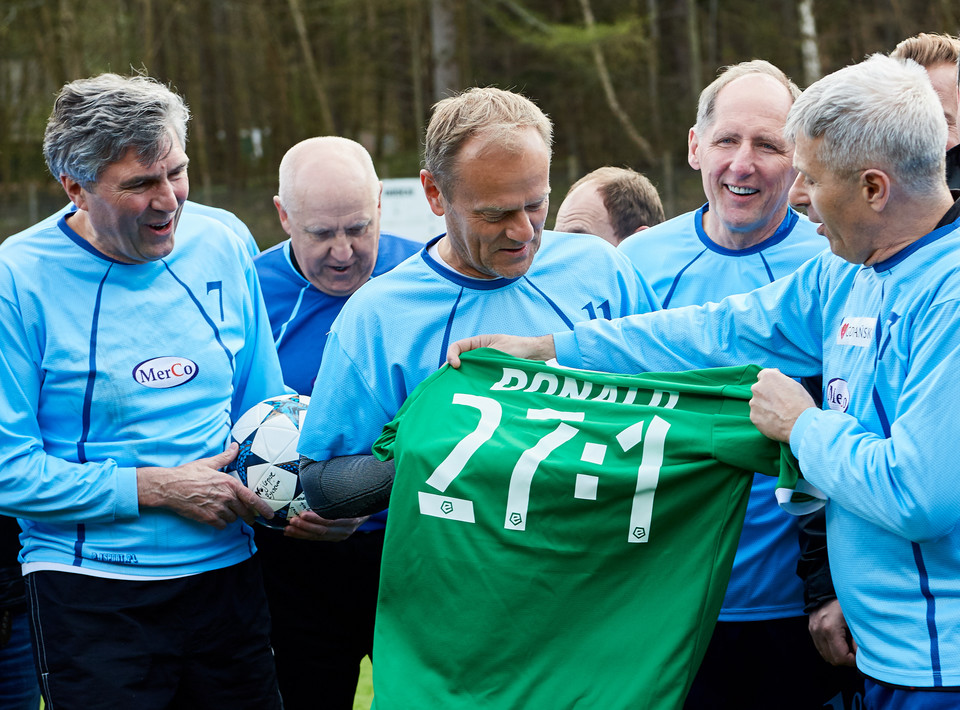  W prezencie były premier Polski otrzymał koszulkę swojej ulubionej Lechii Gdańsk z napisem "27:1"