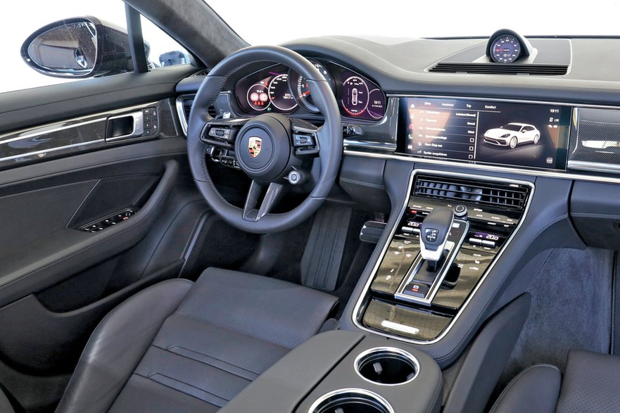 Niemal identyczne kokpity (tu Porsche Panamera) o wysokiej jakości i pierwszorzędnej ergonomii.