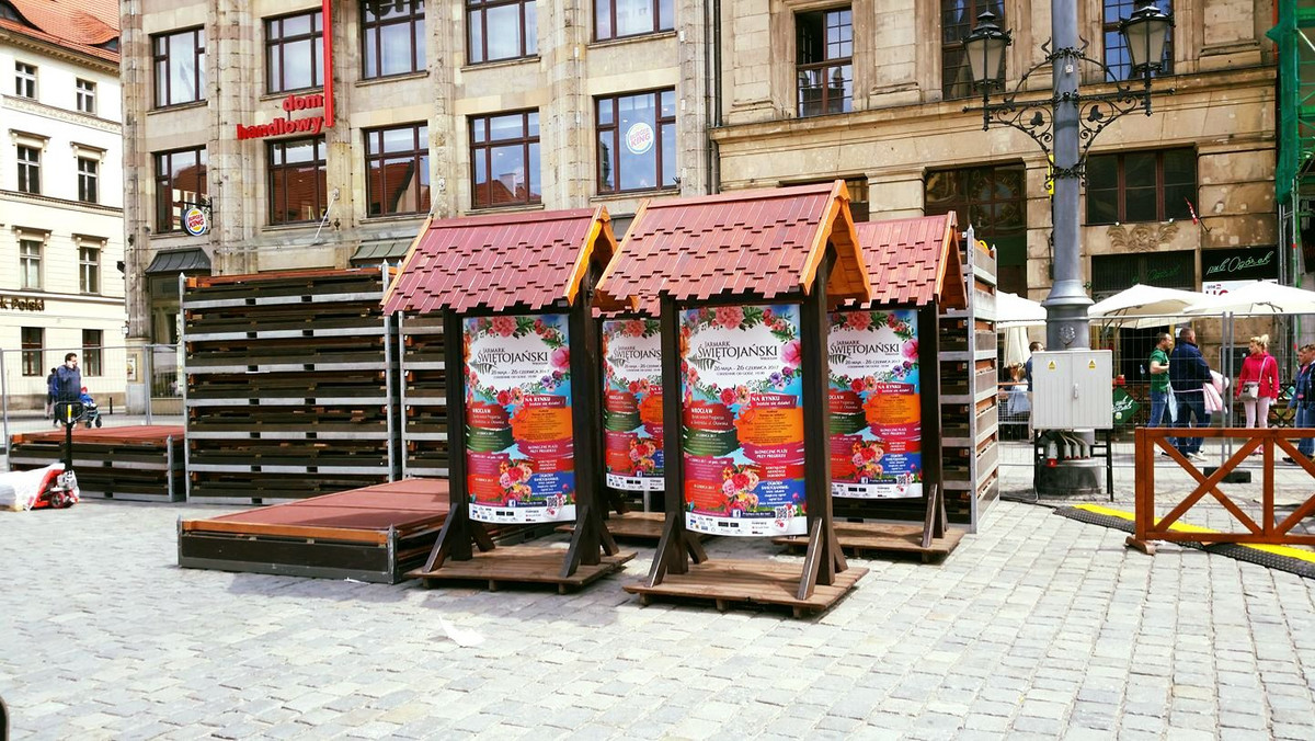 Już w piątek na Rynku we Wrocławiu ruszy wielki Jarmark Świętojański. Stoiska, na których będzie można kupić regionalne produkty i skosztować lokalne przysmaki, będą czynne codziennie od godz. 10 – i tak przez cały miesiąc.