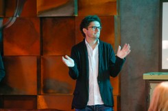 Kuba Wojewódzki po 15 latach odchodzi z Teatru 6. piętro. Wszystko przez Żurnalistę