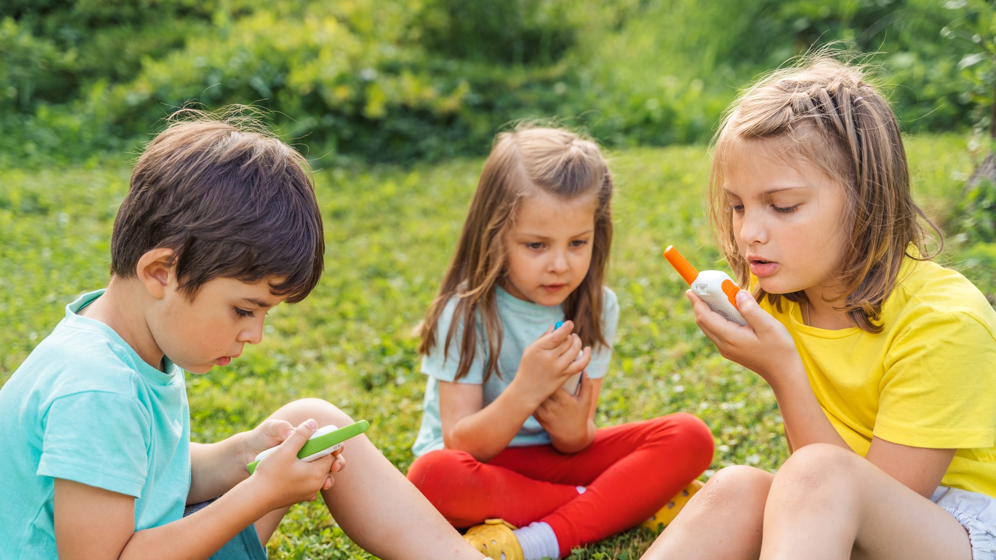 Aj vy vychovávate deti tak, ako to poznáme z 90-tych rokov? Poznáte walkie-talkie, poháriky "telefóniky" na šnúrke alebo stolové hry? Určite... Rodičia sú za návrat detstva deťom... Takého skutočného