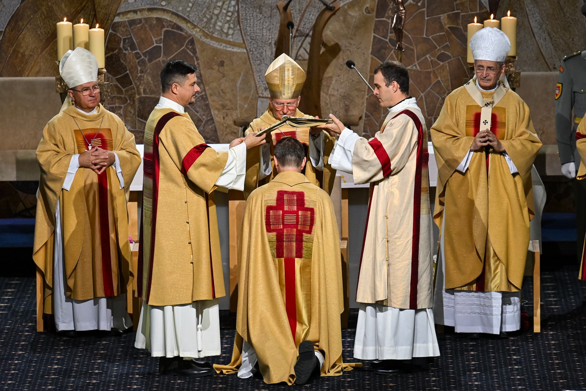 Novovymenovaný biskup ordinariátu Ozbrojených síl a ozbrojených zborov SR Pavol Šajgalík prijal biskupské svätenie. 