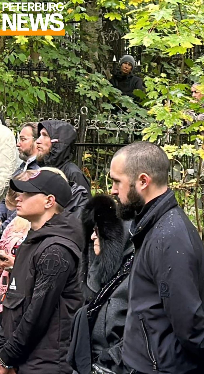 Pavel Prigožin na očevom grobu u Sankt Peterburgu