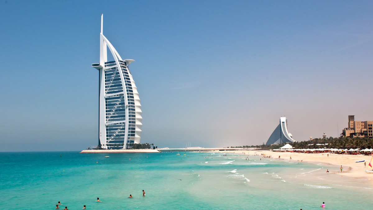 Emiraty Arabskie przyciągają turystów z całego świata. Typowo turystycznym miejscem pozostaje Dubaj, z całym swoim przepychem, pięknymi plażami, sztucznie tworzonymi wyspami i stokami narciarskimi oraz luksusowymi hotelami. Kiedy jechać do Dubaju i jak zarezerwować tanie loty do tego miasta?