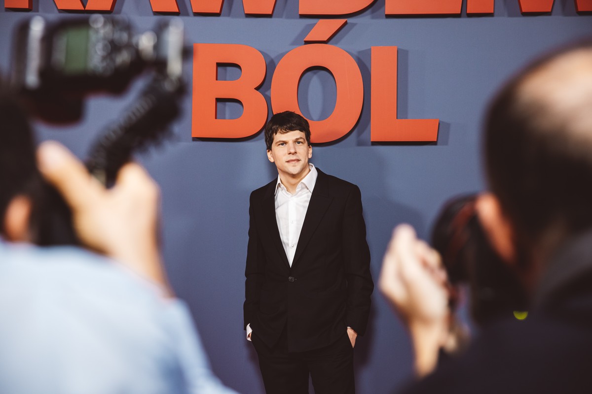 Jesse Eisenberg na premierze filmu "Prawdziwy ból" w Muzeum POLIN
