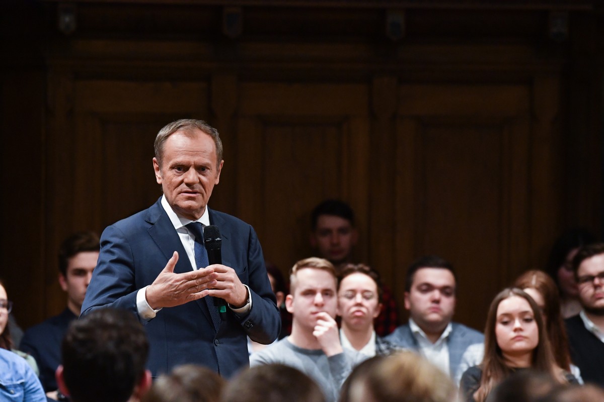 Gdańsk, 13.01.2023. Przewodniczący Platformy Obywatelskiej Donald Tusk podczas spotkania z młodzieżą w Ratuszu Staromiejskim w Gdańsku