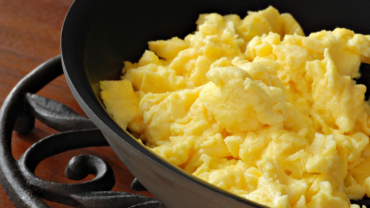Jak zrobić idealnie kremową jajecznicę? Szef kuchni radzi
