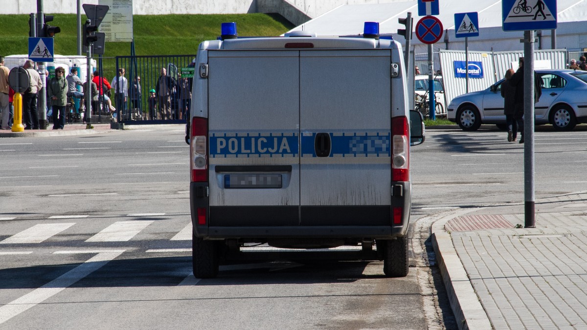 Tragedia w jednym z mieszkań przy ul. Ślicznej we Wrocławiu. Rano policjanci znaleźli tam cztery ciała. Wszystko wskazuje na to, że mężczyzna zamordował dwie córki i żonę, a później popełnił samobójstwo.