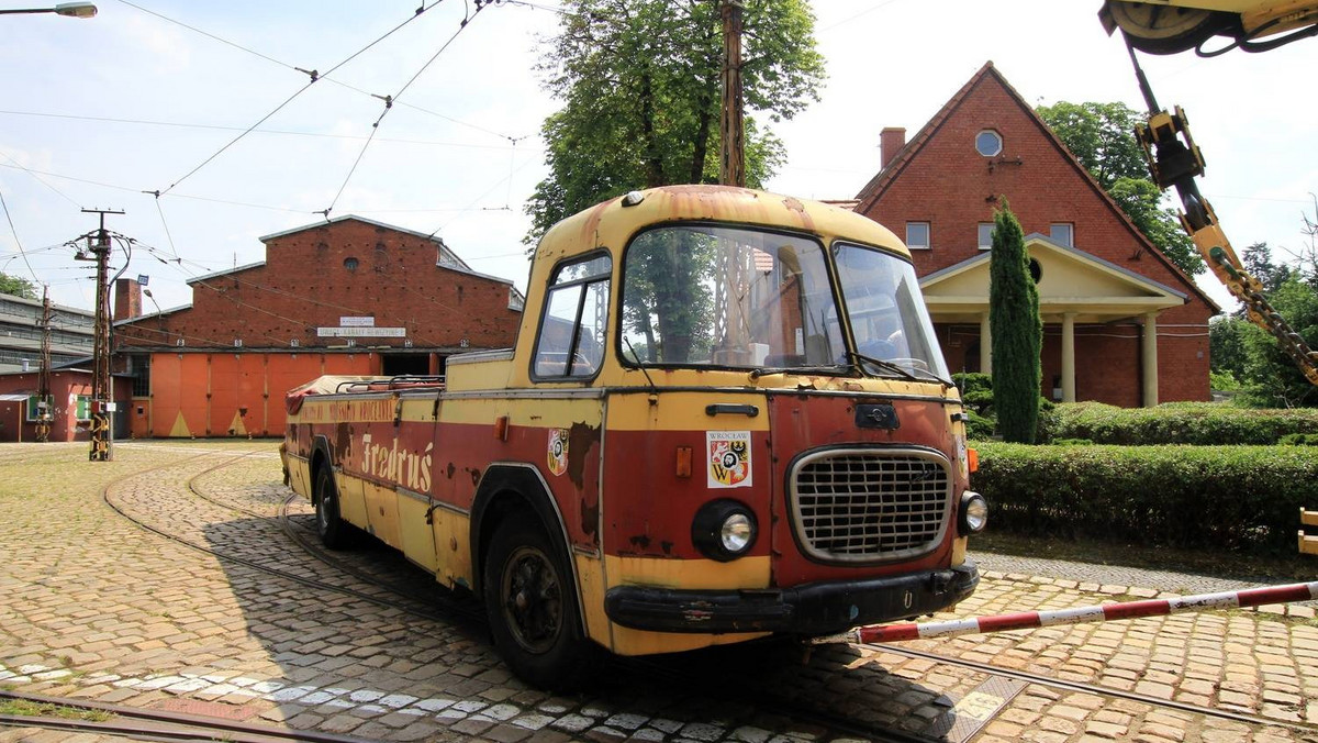 "Fredruś", czyli wrocławski autobus-kabriolet trafił w końcu pod dach