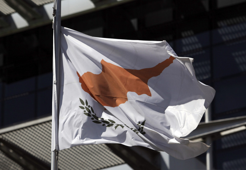 Rząd uznawanej na arenie międzynarodowej Republiki Cypryjskiej (RC) ogłosił w piątek, że zmuszony jest zamknąć w sobotę rano na siedem dni cztery z dziewięciu przejść łączących zamieszkane przez Greków cypryjskich południe wyspy z uznawaną tylko przez Ankarę Turecką Republiką Cypru Północnego (TRCP)