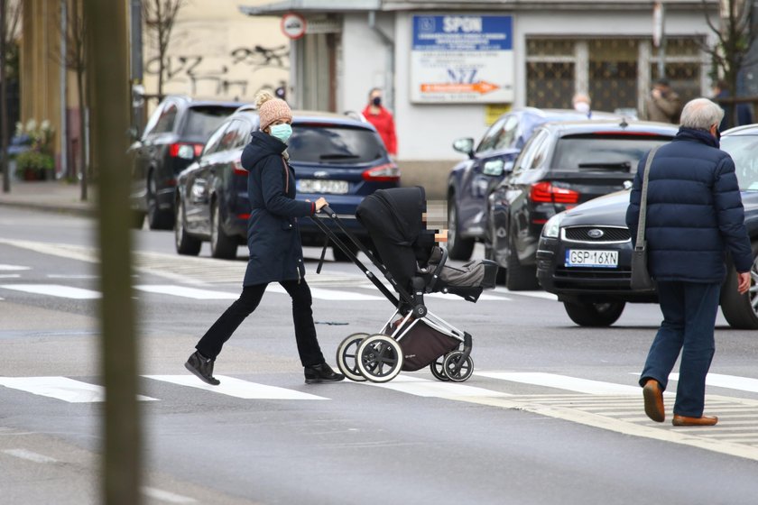 Marta Kaczyńska na spacerze z synkiem