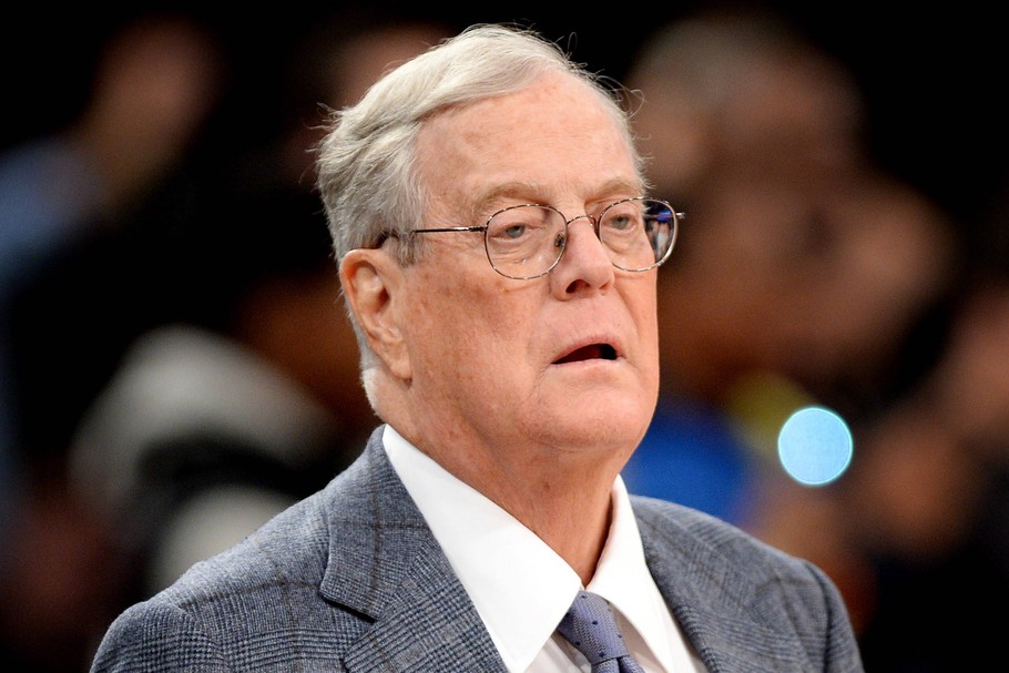 David Koch oglądający mecz New York Knicks w 2013 r.