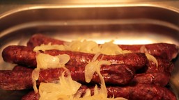 kiełbasa smażona z cebulą w keczupie. zapomniane kultowe danie z prl-u