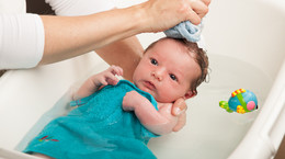 Jak kąpać noworodka? Położna opisuje krok po kroku