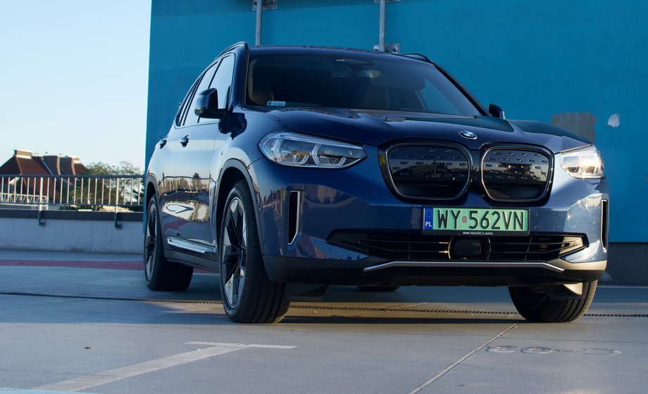 BMW iX3 bazuje na konstrukcji dobrze znanego SUV-a - modelu X3. 