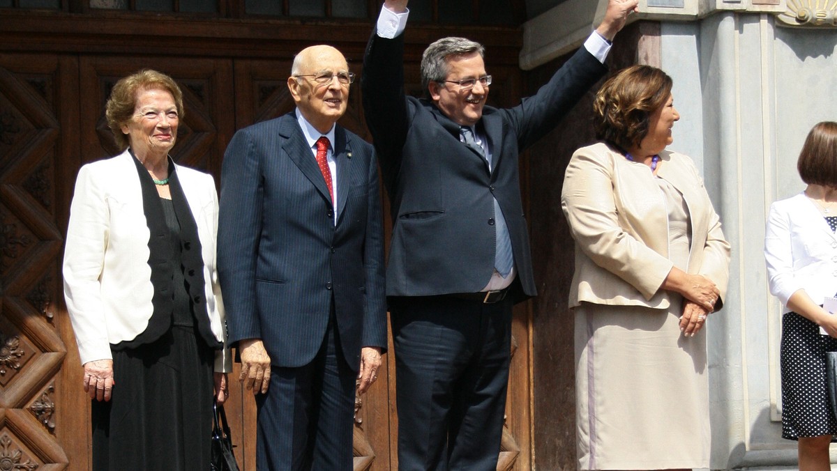 Prezydenci Polski Bronisław Komorowski i Włoch, Giorgio Napolitano spotkali się w niedzielę w Gdańsku. Prezydenci wraz z małżonkami zjedli obiad w Dworze Artusa; po południu będą wspólnie oglądać mecz Hiszpania-Włochy.