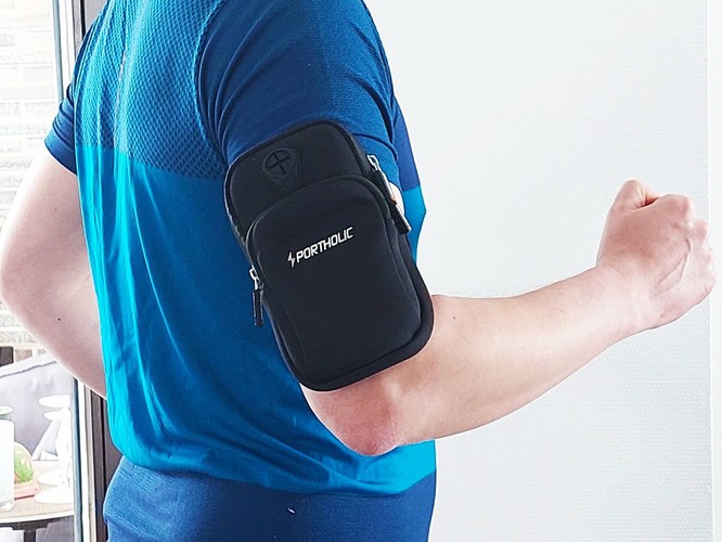 Portholic arm pocket for smartphones