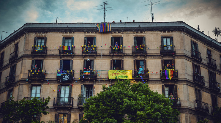 Barcelona, emberek táncolnak heti rendszerességgel az erkélyükön az egészségügyben dolgozók tiszteletére  / Fotó: Profimedia