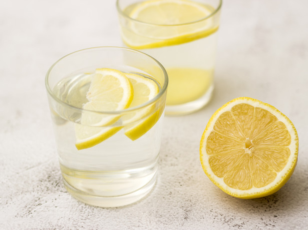 Woda z cytryną to ceniony napój, często określany mianem "eliksiru zdrowia"