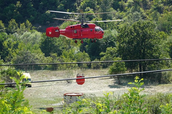 (FOTO,VIDEO) VATRA GUTA SVE PRED SOBOM, SITUACIJA OVDE JE KRITIČNA! Drama u Ibarskoj dolini: Vatrogasci se jedva bore sa stihijom
