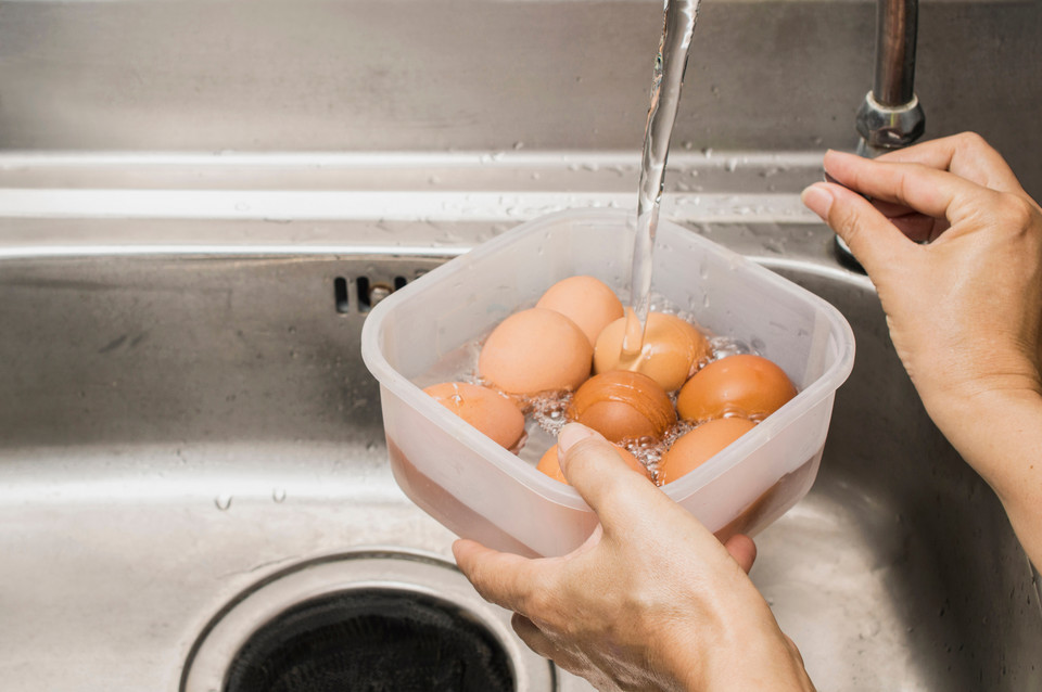 1. Szybki sposób na obranie ugotowanych jajek 