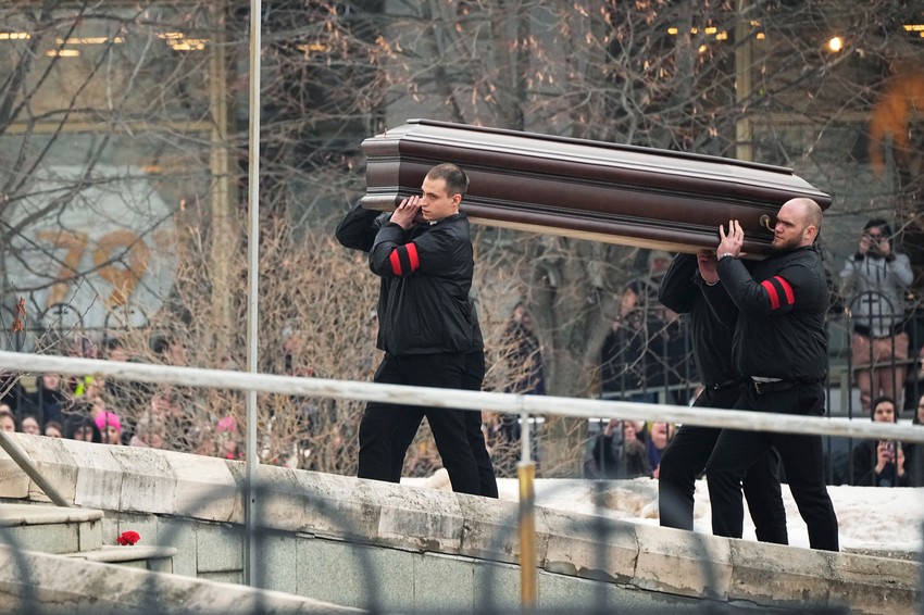 Kovčeg sa telom Navaljnog