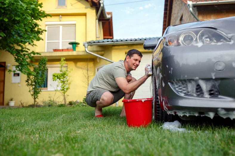 Mycie samochodu pod domem