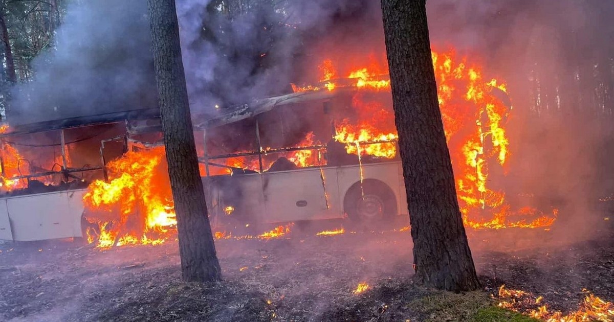 Pożar autobusu szkolnego koło Nowego Tomyśla. Na pokładzie 44 dzieci. Przerażające zdjęcia