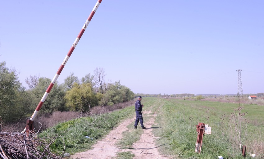 SLIKA 1: Prema priči Zorana Marjanovića on, Jelena i ćerka Jana parkirali su auto kod ove rampe u naselju Crvenka. Jelena je trčala nasipom, dok su se navodno na poljani pored fudbalskog terena on j Jana igrali