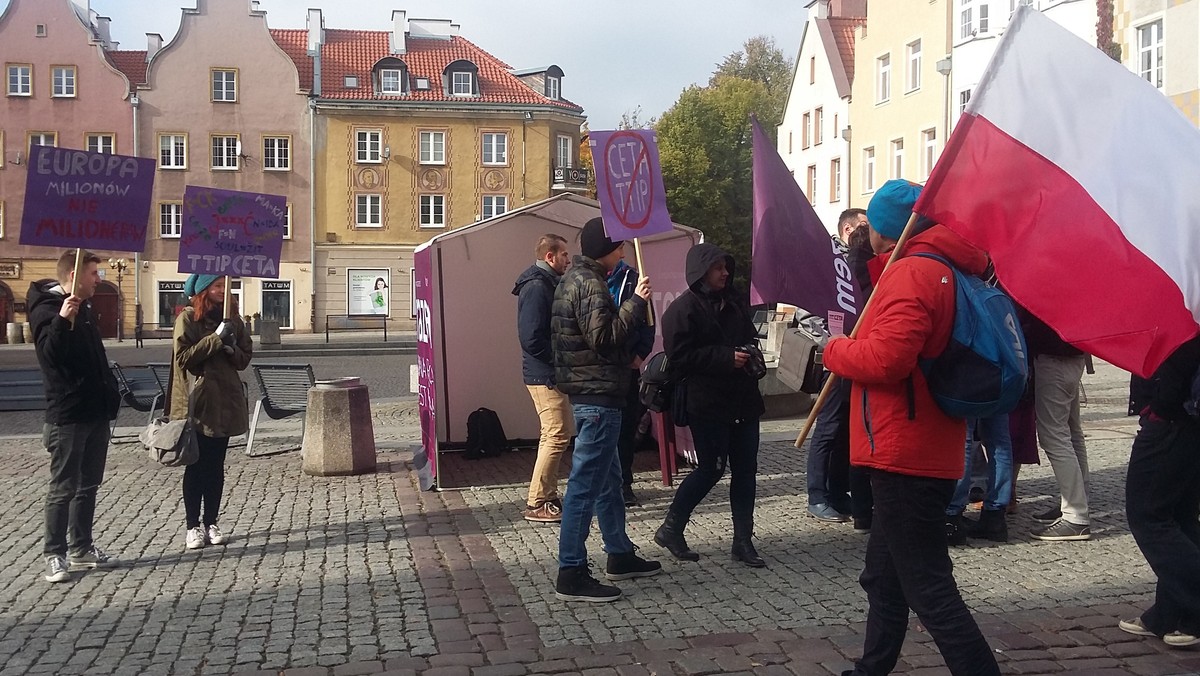 Z inspiracji partii Razem na olsztyńskim Starym Mieście odbyła się symboliczna pikieta mieszkańców. Zgromadzeni protestowali przeciwko planowanemu podpisaniu umów dotyczących handlu pomiędzy Unia Europejską i USA oraz Kanadą.