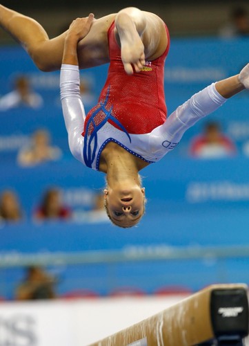 Piękne dziewczyny i ich niesamowite ewolucje