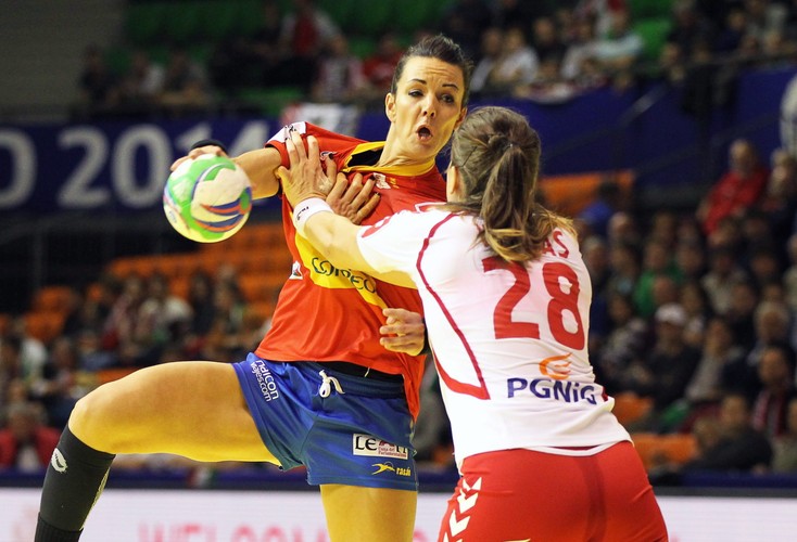 Piękne panie wybrały brutalną grę. Piłka ręczna to sport nie dla grzecznych dziewczynek