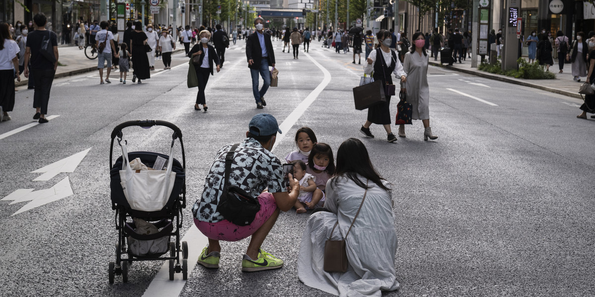  Japońskie rodziny otrzymają dodatek pieniężny na dzieci. Rząd tego kraju ma nadzieję, że wydadzą je w taki sposób, który wspomoże gospodarkę osłabioną pandemią. 
