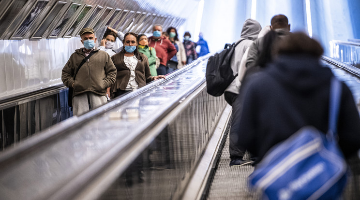 A metrón utazók mind-egyikén volt szájmaszktegnap reggel a Széll Kálmán téren/Fotó: MTI -Szigetváry Zsolt