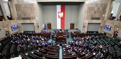 Dwa sondaże i jeden trend. Złe wieści dla Koalicji Obywatelskiej. I nie chodzi nawet o poparcie dla PiS. Ciekawsze jest to, jak „urósł” Szymon Hołownia