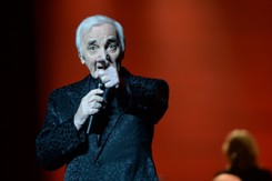 A Aznavour wciąż jest w formie. Legendarny piosenkarz zaśpiewał w Warszawie [ZDJĘCIA!]