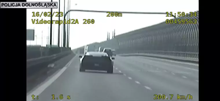 Policjanci dogonili kierowcę Corvette. Mocno tego pożałował [WIDEO]