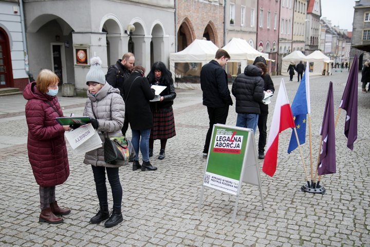 103. rocznica nadania praw wyborczych kobietom. W Olsztynie zbierano podpisy pod projektem ustawy związanej z aborcją [ZDJĘCIA]